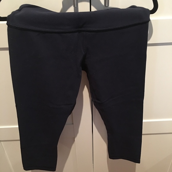 Lululemon Navy Cropped Leggings - Picture 1 of 1